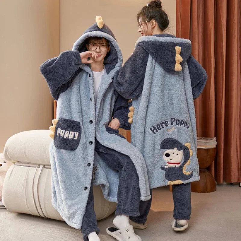 Grote Dikke Coral Fleece Dames Huispak – Cartoon Couples Sleepwear
Warme Hoodie Badjas | Winter Homewear | Buiten te Dragen | Comfort & Stijl*
