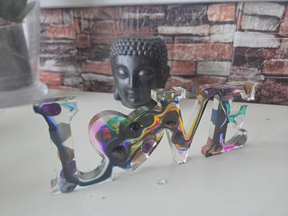 Epoxy LOVE Ornament met Echte Edelstenen – Handgemaakt & Uniek