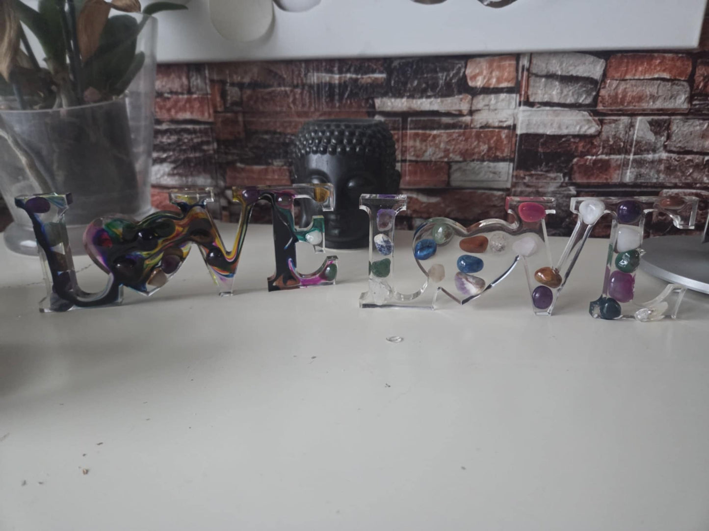 Epoxy LOVE Ornament met Echte Edelstenen – Handgemaakt & Uniek