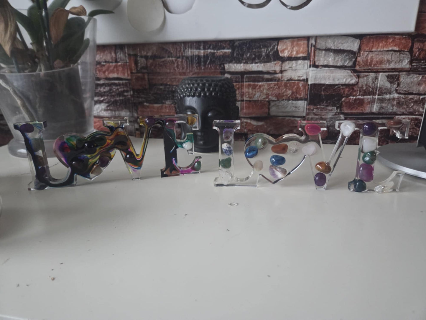 Epoxy LOVE Ornament met Echte Edelstenen – Handgemaakt & Uniek