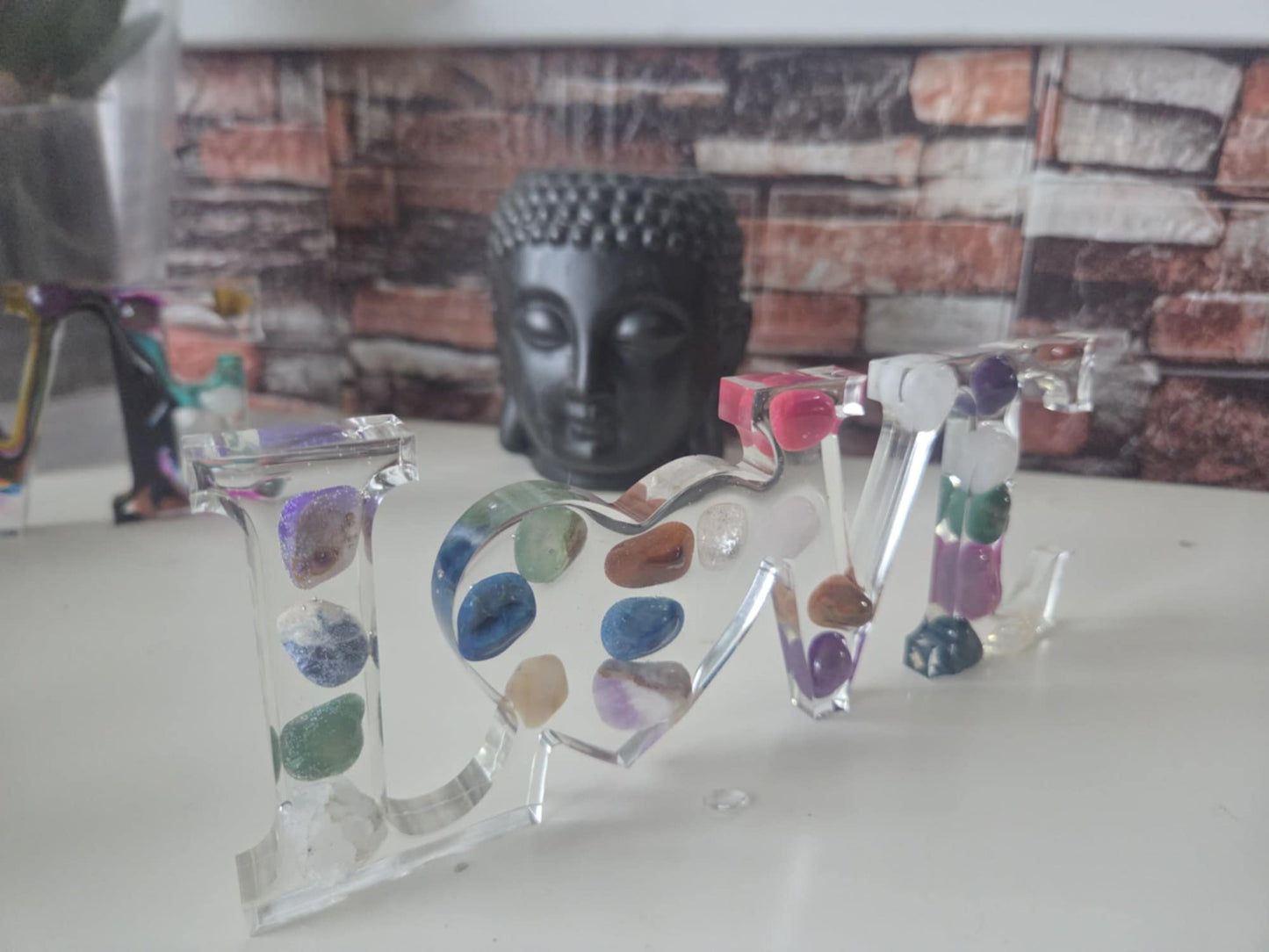 Epoxy LOVE Ornament met Echte Edelstenen – Handgemaakt & Uniek