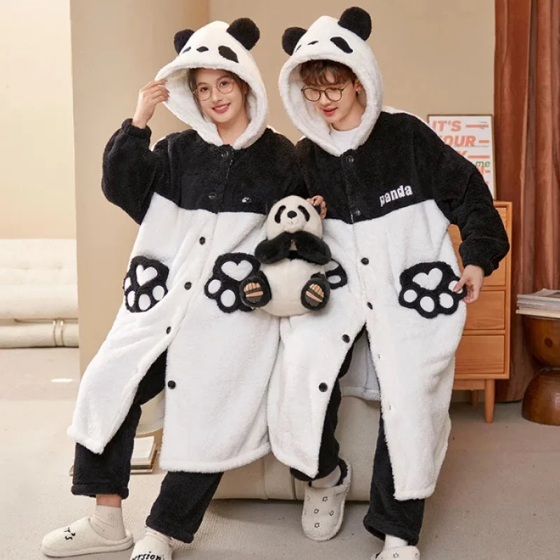 Grote Dikke Coral Fleece Dames Huispak – Cartoon Couples Sleepwear

Warme Hoodie Badjas | Winter Homewear | Buiten te Dragen | Comfort & Stijl*