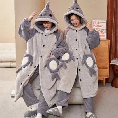 Grote Dikke Coral Fleece Dames Huispak – Cartoon Couples Sleepwear

Warme Hoodie Badjas | Winter Homewear | Buiten te Dragen | Comfort & Stijl*