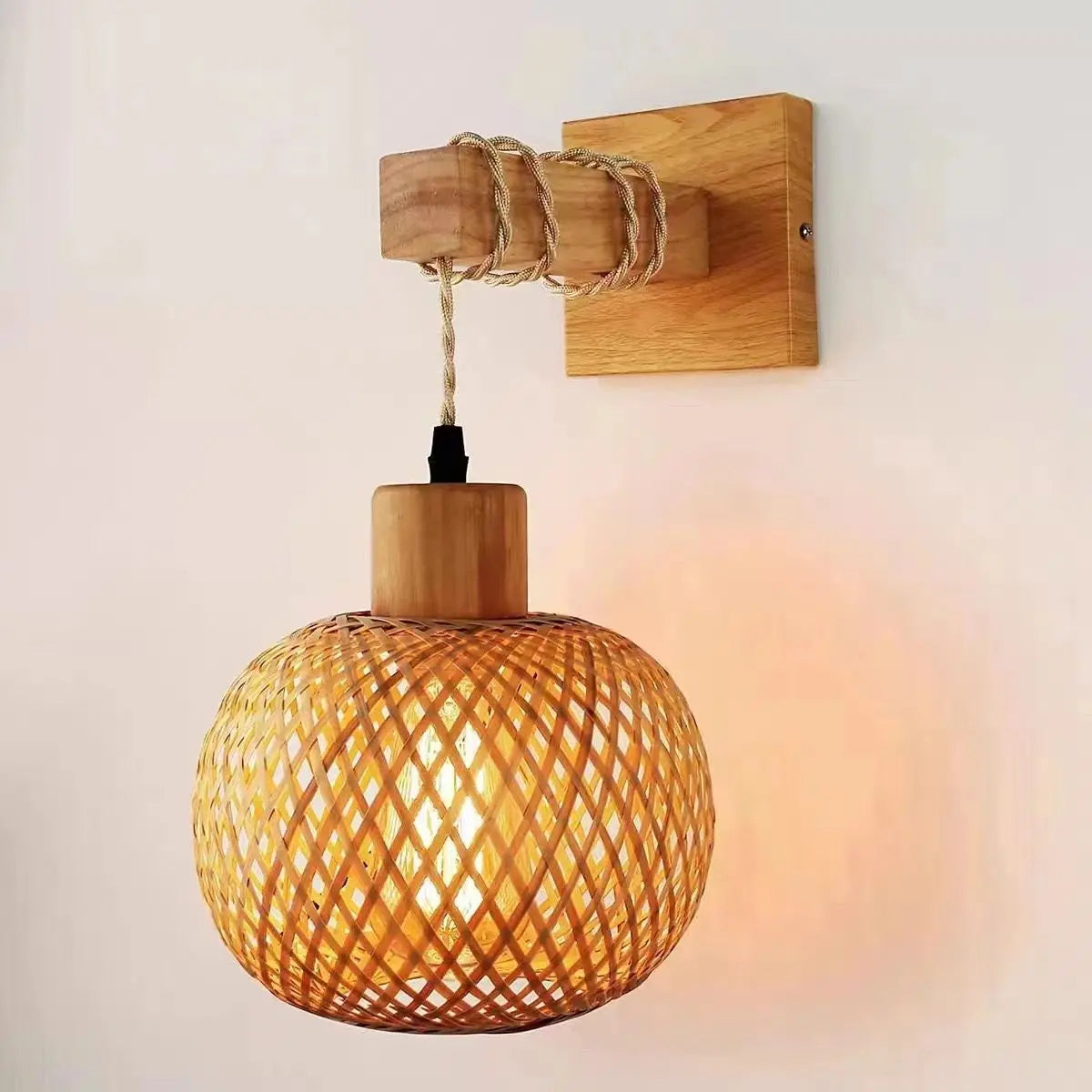 Bamboe Hanglamp – Handgevlochten Rotan Plafondlamp | Natuurlijke Sfeerverlichting voor Woonkamer, Eetkamer of Slaapkamer

Breng warmte en karakter in je interieur met deze prachtige handgemaakte bamboe hanglamp. De gevlocht
