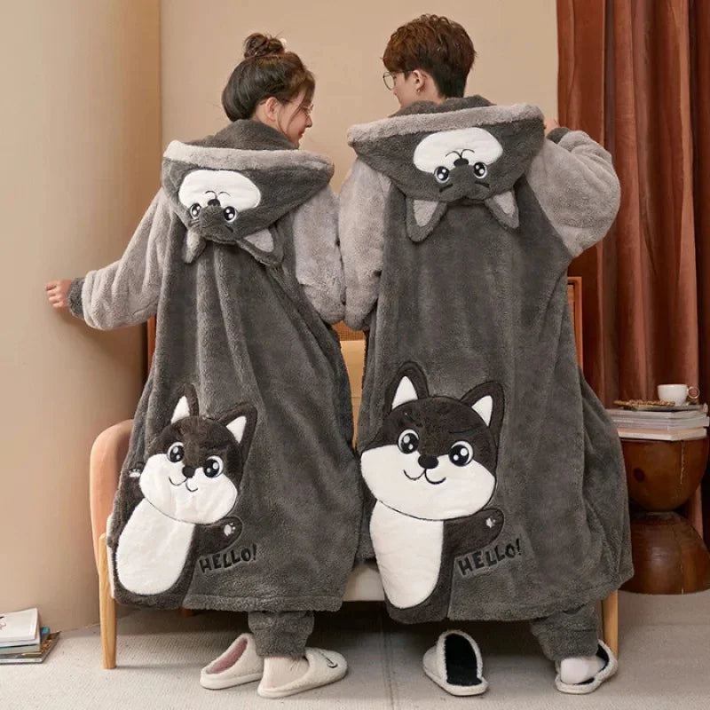 Grote Dikke Coral Fleece Dames Huispak – Cartoon Couples Sleepwear

Warme Hoodie Badjas | Winter Homewear | Buiten te Dragen | Comfort & Stijl*