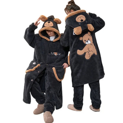 Grote Dikke Coral Fleece Dames Huispak – Cartoon Couples Sleepwear

Warme Hoodie Badjas | Winter Homewear | Buiten te Dragen | Comfort & Stijl*