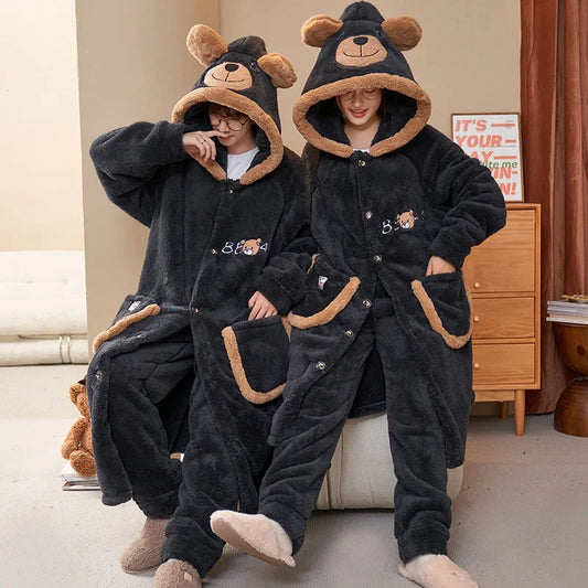 Grote Dikke Coral Fleece Dames Huispak – Cartoon Couples Sleepwear

Warme Hoodie Badjas | Winter Homewear | Buiten te Dragen | Comfort & Stijl*