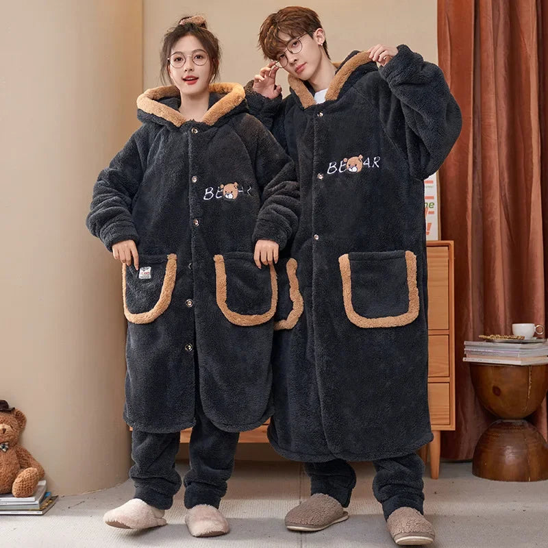 Grote Dikke Coral Fleece Dames Huispak – Cartoon Couples Sleepwear

Warme Hoodie Badjas | Winter Homewear | Buiten te Dragen | Comfort & Stijl*