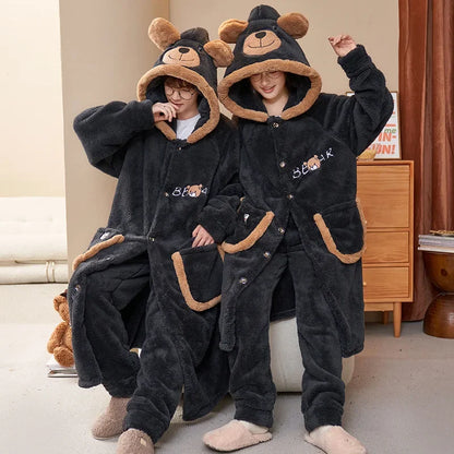 Grote Dikke Coral Fleece Dames Huispak – Cartoon Couples Sleepwear

Warme Hoodie Badjas | Winter Homewear | Buiten te Dragen | Comfort & Stijl*