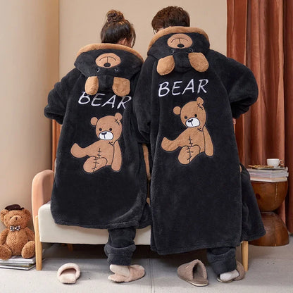Grote Dikke Coral Fleece Dames Huispak – Cartoon Couples Sleepwear

Warme Hoodie Badjas | Winter Homewear | Buiten te Dragen | Comfort & Stijl*