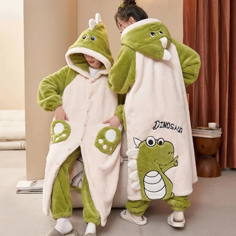 Grote Dikke Coral Fleece Dames Huispak – Cartoon Couples Sleepwear

Warme Hoodie Badjas | Winter Homewear | Buiten te Dragen | Comfort & Stijl*