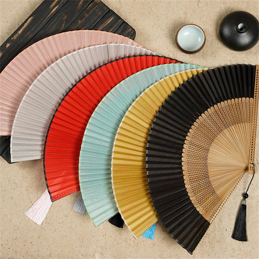 23cm Gegraveerde Bamboe Vouwwaaier

Vintage Chinese Stijl – Hol Gesneden Design | Bruiloft, Feest & Decoratie