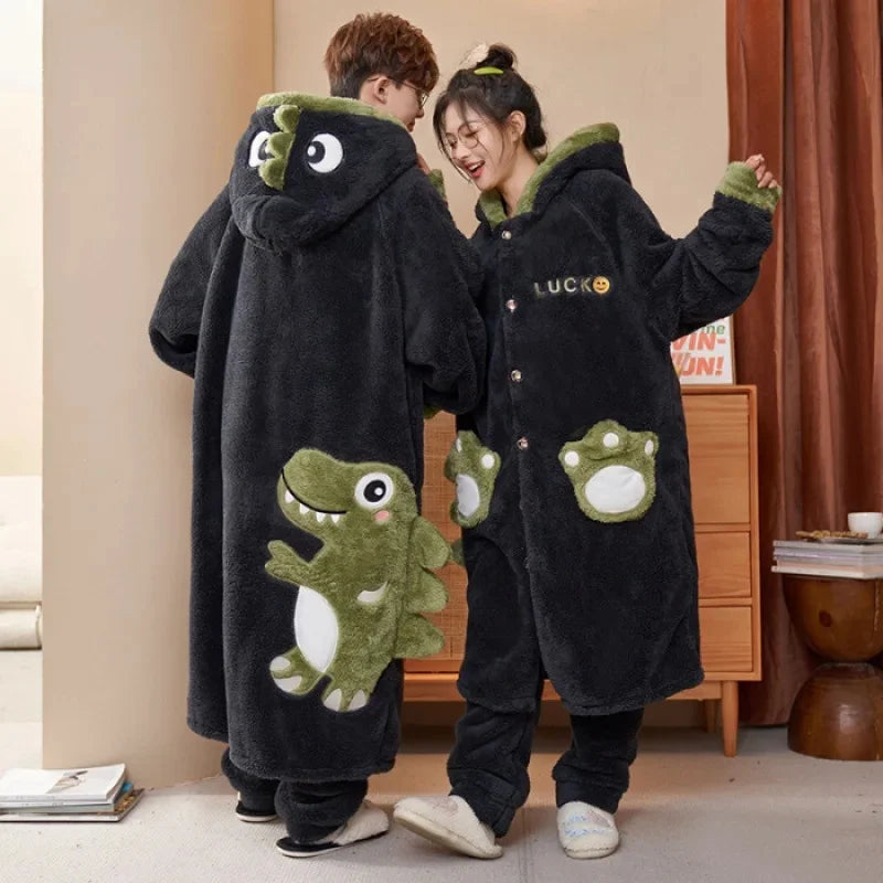 Grote Dikke Coral Fleece Dames Huispak – Cartoon Couples Sleepwear

Warme Hoodie Badjas | Winter Homewear | Buiten te Dragen | Comfort & Stijl*