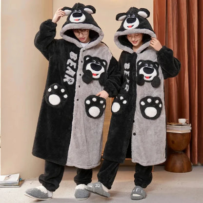 Grote Dikke Coral Fleece Dames Huispak – Cartoon Couples Sleepwear

Warme Hoodie Badjas | Winter Homewear | Buiten te Dragen | Comfort & Stijl*