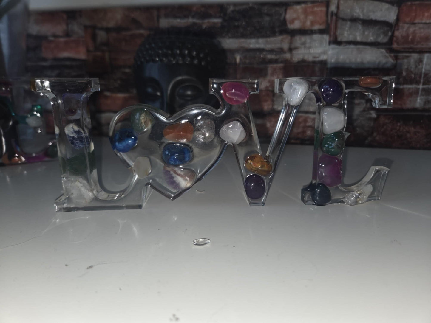 Epoxy LOVE Ornament met Echte Edelstenen – Handgemaakt & Uniek